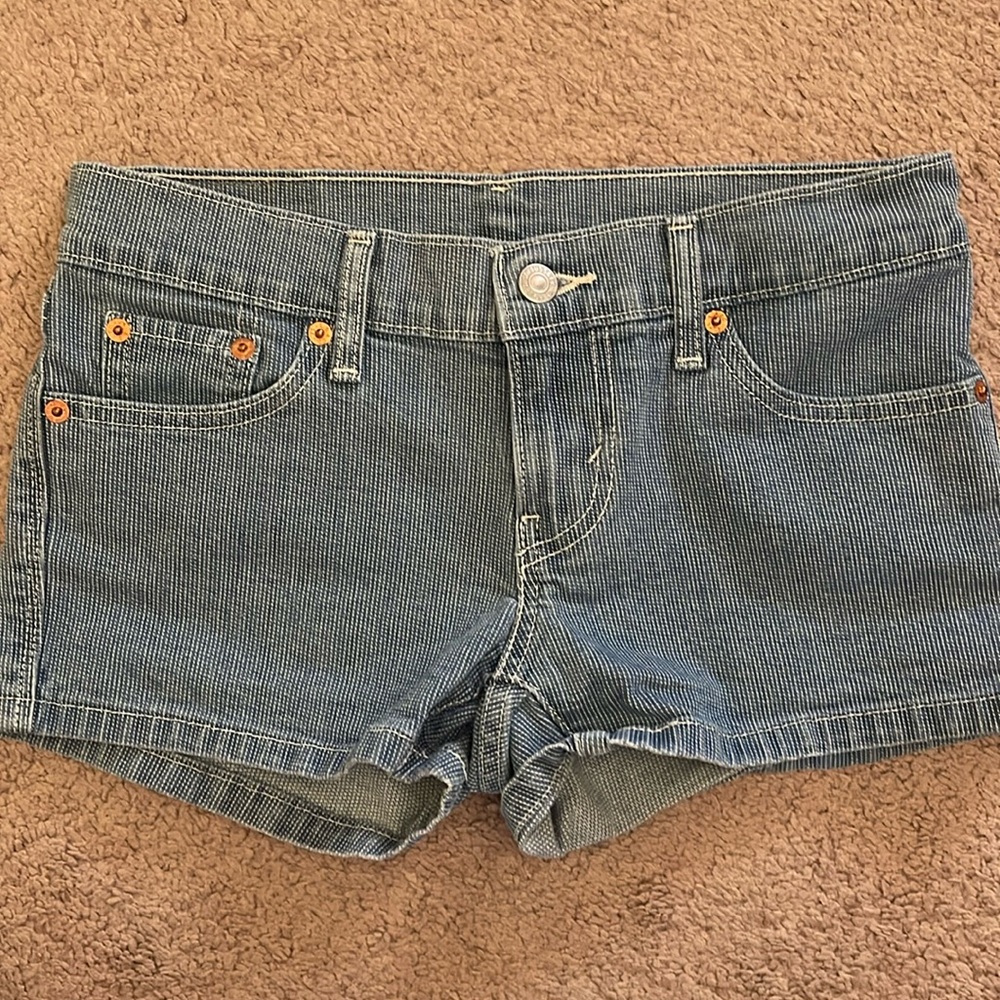 Like new Levi’s womens jean shorts